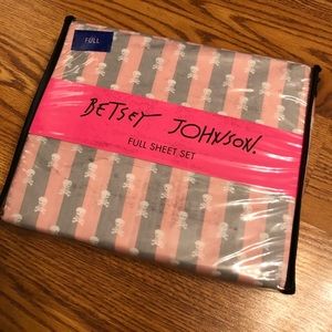 Betsey Johnson Full sheet set. Pink/grey skulls